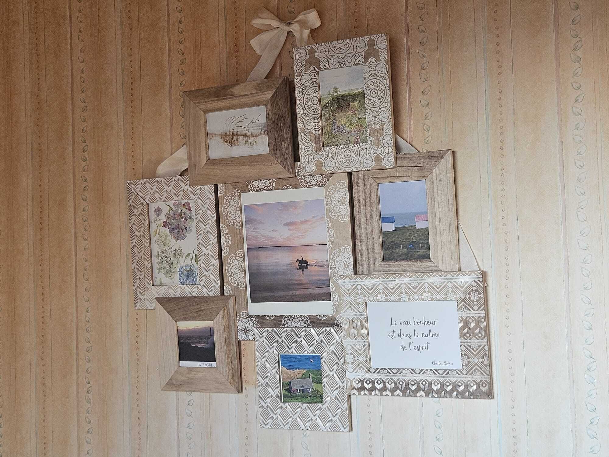Una colección de fotografías enmarcadas y una tarjeta con una cita sobre una superficie estampada.