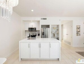 ثلاجة، ميكروويف، فرن، موقد طهي مسطح