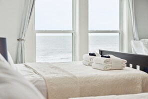 House - Oceanfront w Pool Panoramic Deck Views 5bdr Folly Ocean Breeze by Avantstay (Folly Beach)