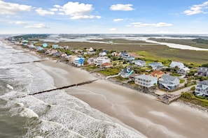 House - Oceanfront w Pool Panoramic Deck Views 5bdr Folly Ocean Breeze by Avantstay (Folly Beach)