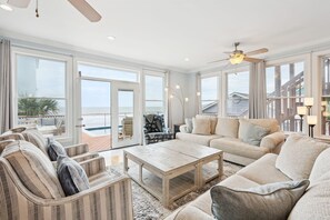 House - Oceanfront w Pool Panoramic Deck Views 5bdr Folly Ocean Breeze by Avantstay (Folly Beach)