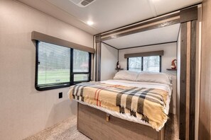 2 bedrooms, in-room safe, free WiFi, bed sheets - Mountain View Sip & Stay - near wineries, hikes, and towns! (Dahlonega)