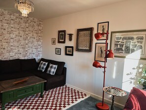 Smart TV, books - Villa Noria (Kingston Bagpuize)