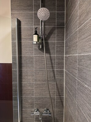 Secador de cabelo, toalhas de banho, sabonete, shampoo
