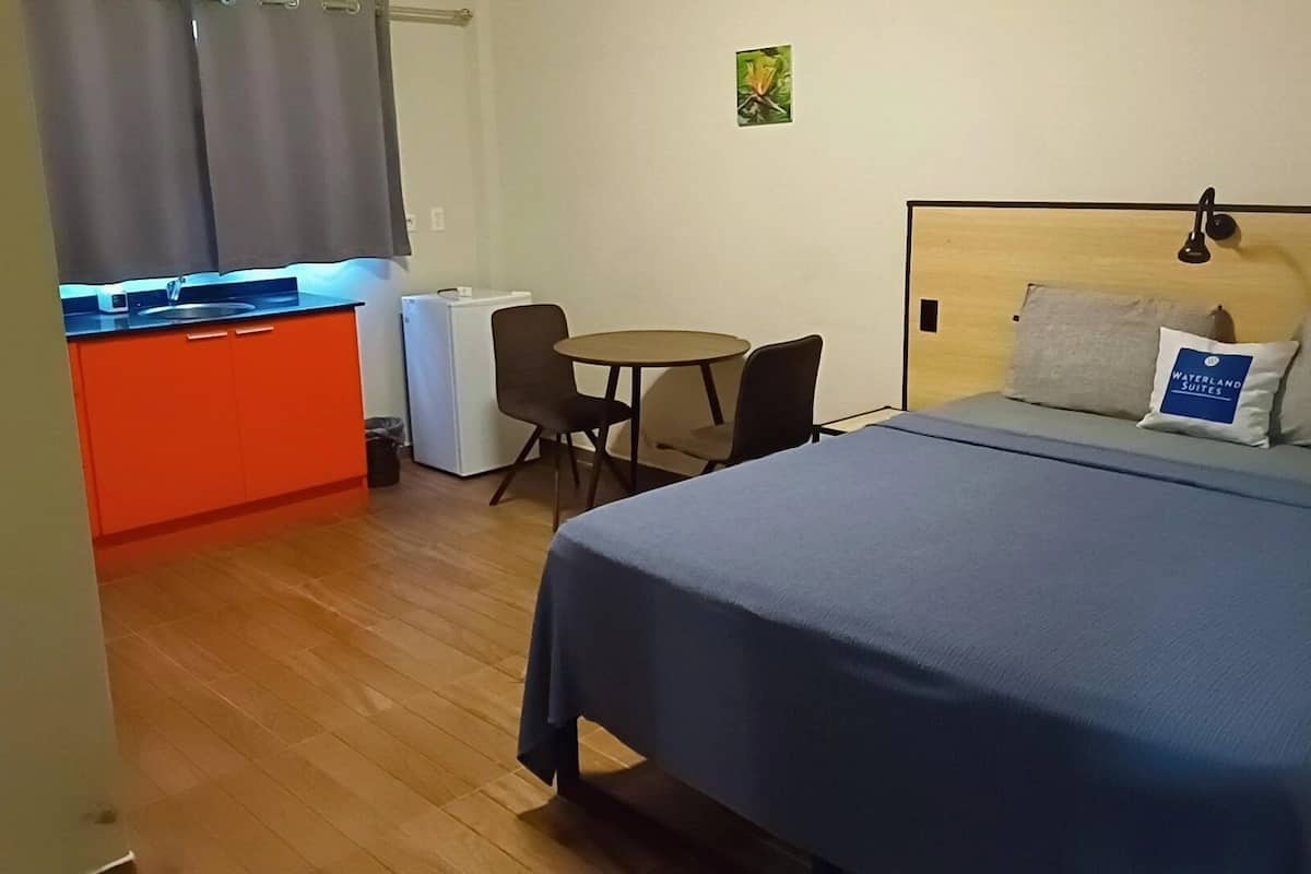 Habitación doble Confort, 1 cama Queen size | Caja de seguridad en la habitación, wifi gratis y ropa de cama