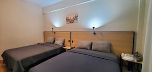 Comfort fyrbÀddsrum - 2 queensize-sÀngar | VÀrdeförvaringsskÄp pÄ rummet, gratis wi-fi och sÀngklÀder