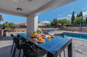 屋外ダイニングエリア