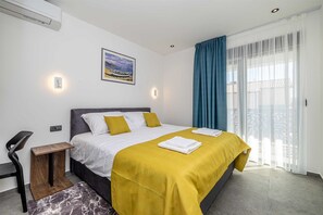 3 bedrooms, free WiFi, bed sheets - Holiday house TARA & LANA II with heated pool (Kornić)