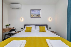 3 室のベッドルーム、WiFi (無料)、ベッドシーツ