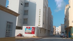 Un immeuble à plusieurs étages sur lequel on peut lire l’inscription « CASA BLEUE IV ».
