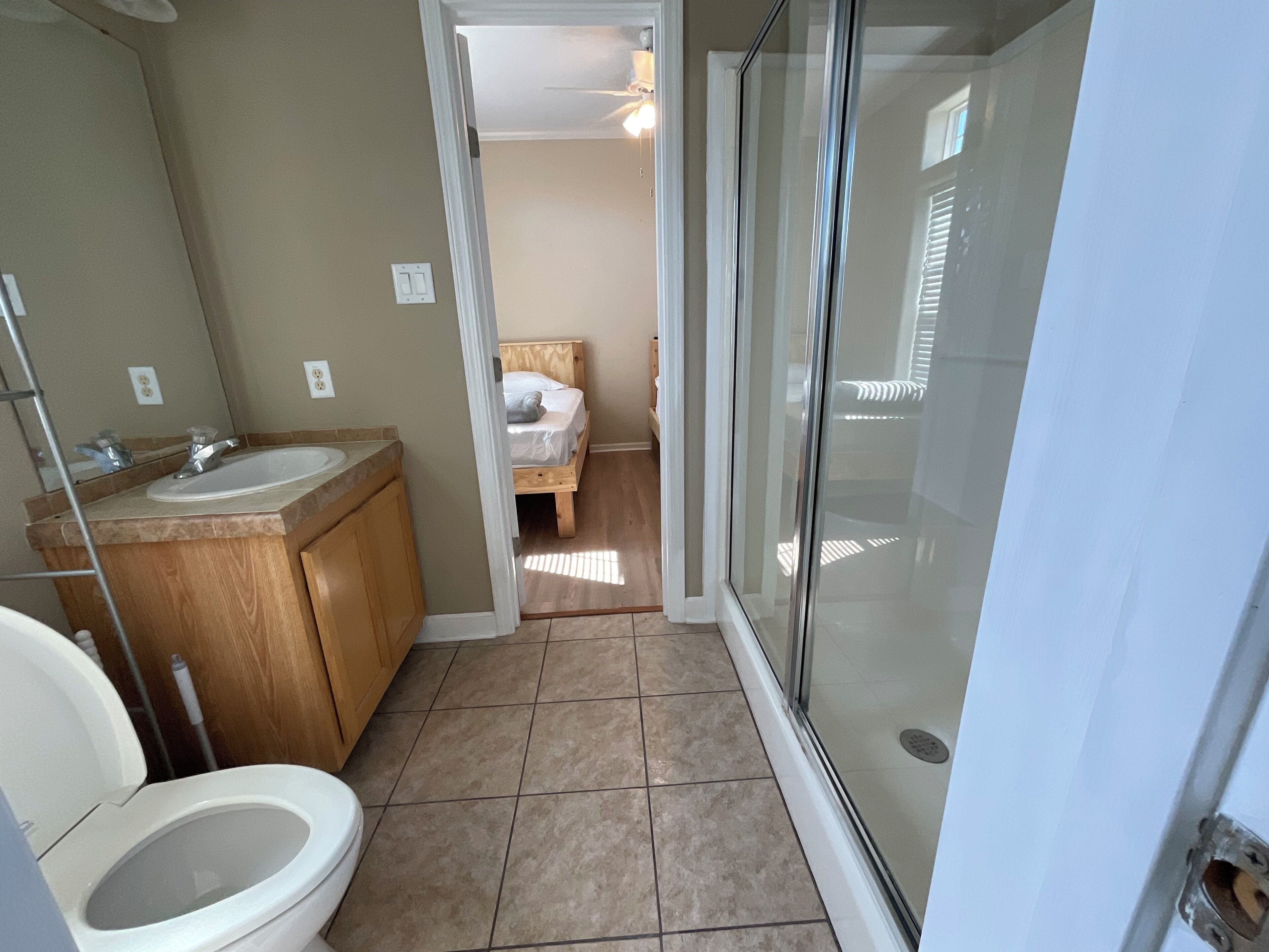 Hiustenkuivaaja, pyyhkeet, saippua, vessapaperi