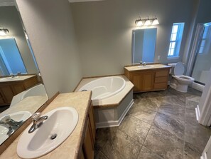Hair dryer, towels, soap, toilet paper - Spacious 5-bedroom house with WiFi, AC in charming Lafitte (Lafitte)