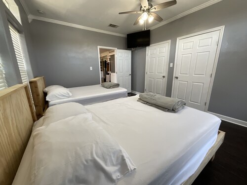 Spacious 5-bedroom house with WiFi, AC in charming Lafitte