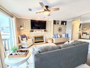 Living area - Farr Shores Lakeview Retreat (Hot Springs, AR)