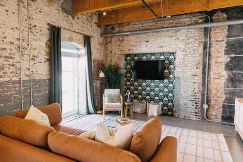 NEW Downtown Apartment - ADA Accessible, Parking Included, Walk to Beale & More!