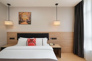A hotel room with a bed, bedside tables, a painting, and a window with curtains. - Shankee Hotel (Nanjing South Railway Station Shuanglong Avenue Subway Station) (Nanjing)