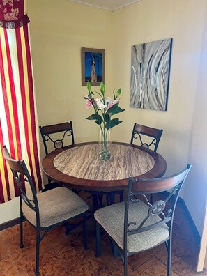 Dining - Charming 2-bedroom house in delightful Santo Domingo with WiFi (Santo Domingo)