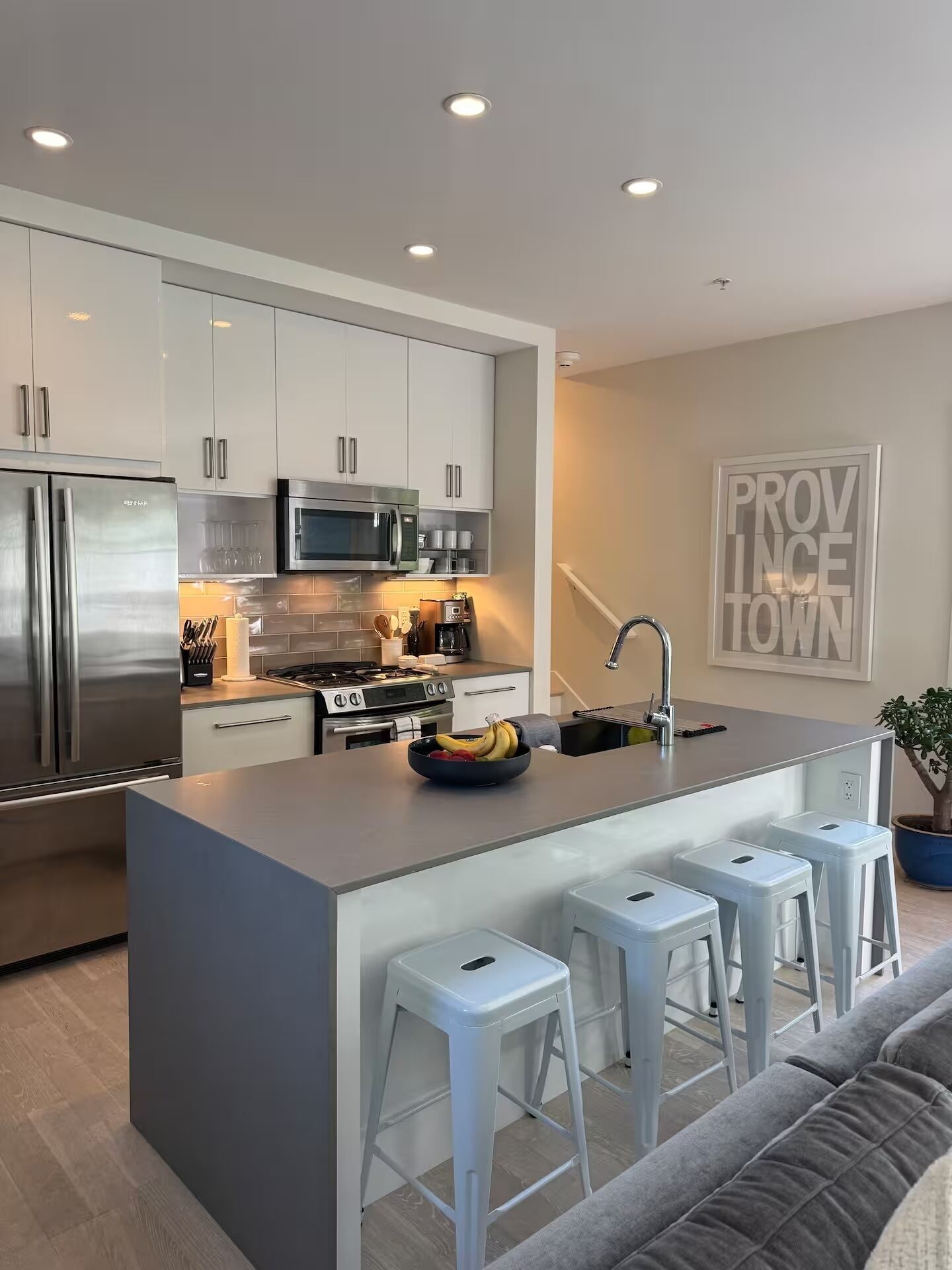 Frigorífic, microones, forn i placa de cuina 