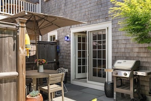 Outdoor dining - Provincetown Modern Townhouse, Minutes from the Ferry & Town (Provincetown)