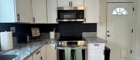 冷蔵庫、電子レンジ、オーブン、コンロ