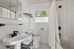 Regadera, toallas, jabón, papel de baño 