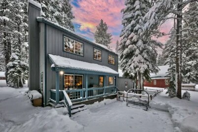 Charming 3-bedroom house in Truckee near Downhill ski resort and Donner Lake.