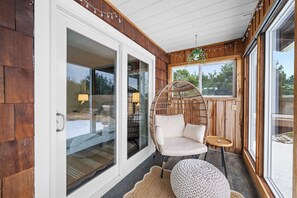 Terrace/patio - Sunset Shores - Ocean Front Family Retreat (Ocean Park)