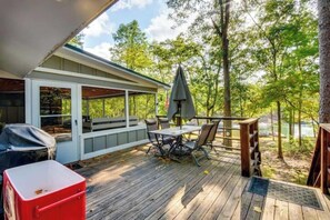 Outdoor dining - Snowbird Bungalow (Hartwell)