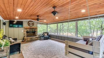 Smart-tv och eldstad