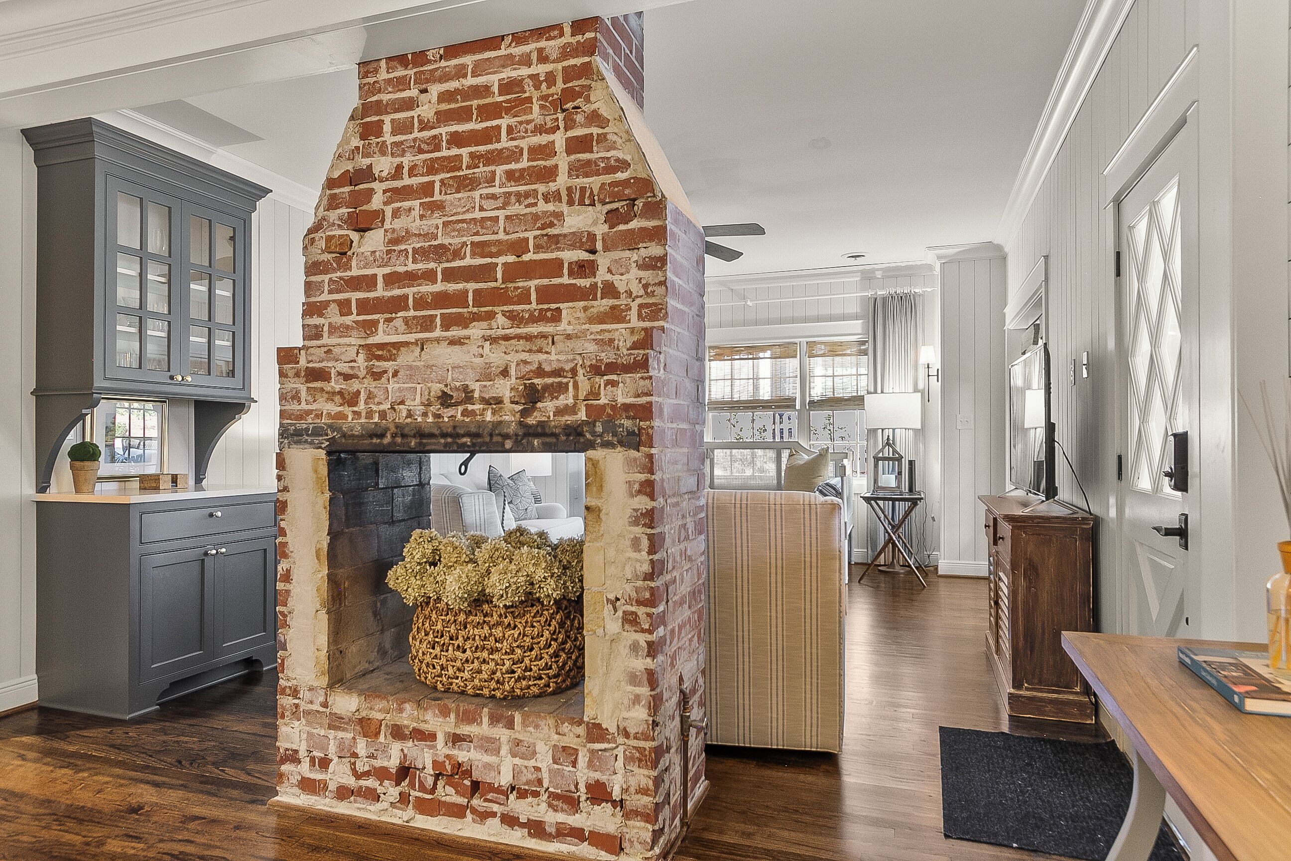 Smart TV, fireplace