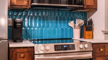 Geladeira, micro-ondas, fogão, cooktop