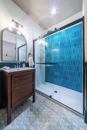 Dutxa, assecador de cabells, tovalloles i sabó 