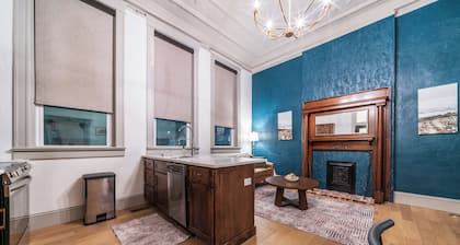 The Peacock Suite - Luxury 1 Bedroom Apartment in Downtown Sedalia