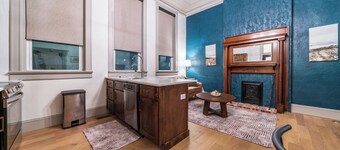 The Peacock Suite - Luxury 1 Bedroom Apartment in Downtown Sedalia
