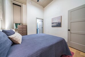1 bedroom, WiFi, bed sheets - Peacock Suite (Sedalia)