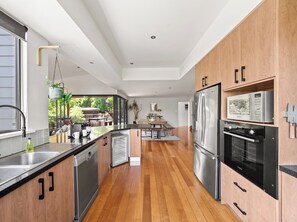 Microondas, horno, placa de cocina, lavavajillas