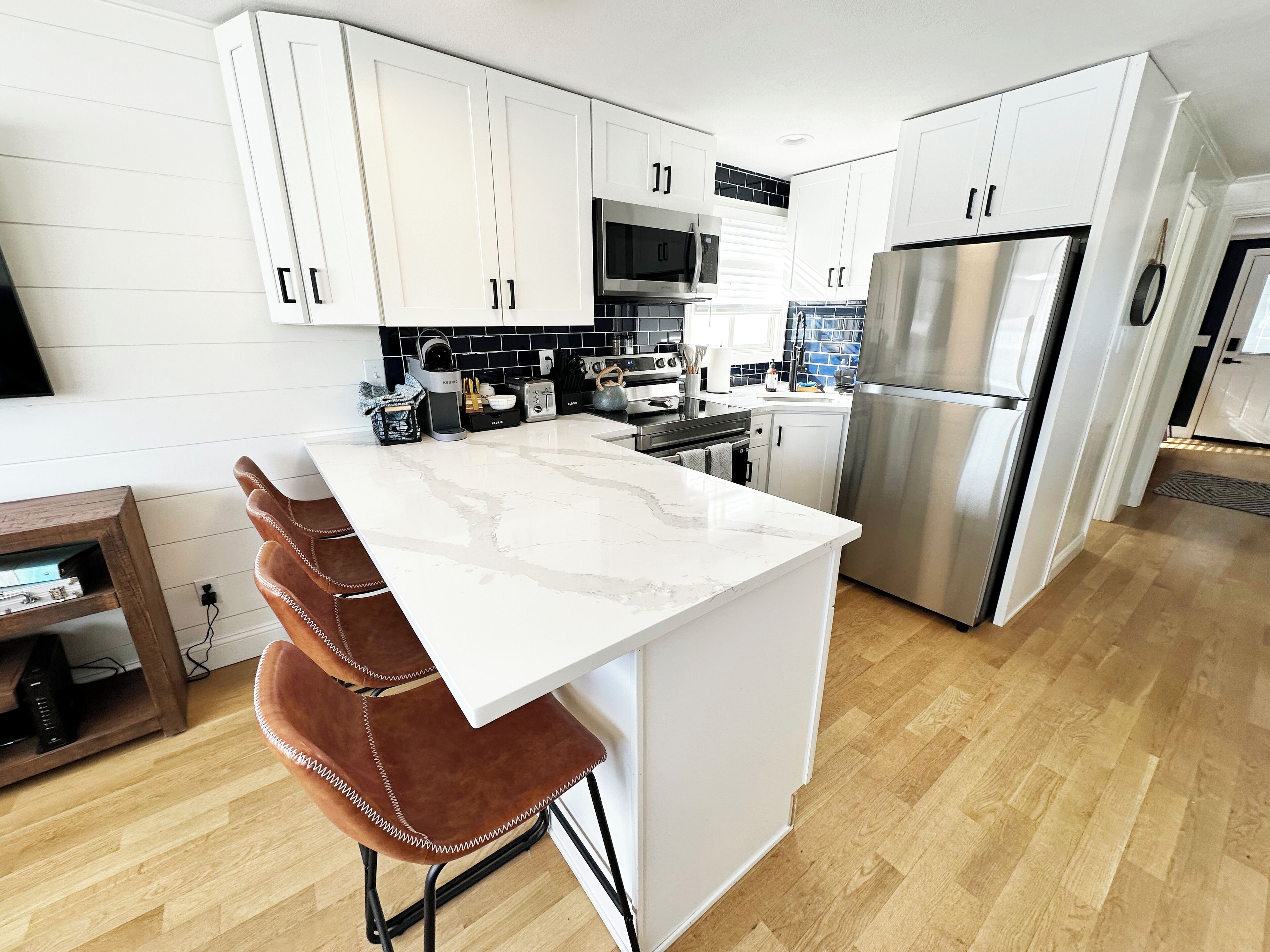 Réfrigérateur, micro-ondes, four, plaque de cuisson