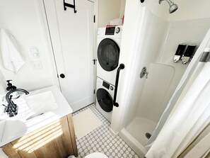 Douche, sèche-cheveux, serviettes fournies, savon