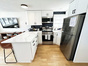 ثلاجة، ميكروويف، فرن، موقد طهي مسطح