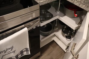Fridge, microwave, oven, stovetop - Entire guest suite(1BR basemnt)
Close to West Edmonton Mall, Henday & amenities (Edmonton)