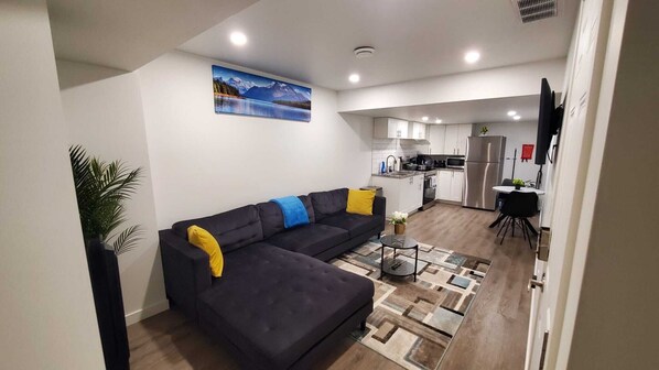 Smart TV - Entire guest suite(1BR basemnt)
Close to West Edmonton Mall, Henday & amenities (Edmonton)