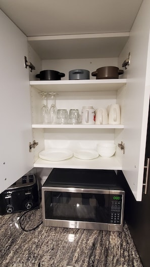 Interior - Entire guest suite(1BR basemnt)
Close to West Edmonton Mall, Henday & amenities (Edmonton)