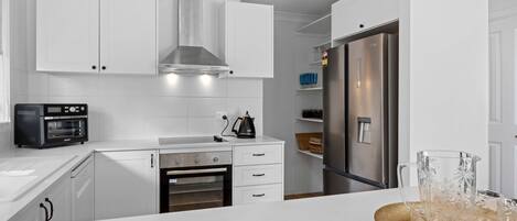 Mikroaaltouuni, uuni, liesi, astianpesukone