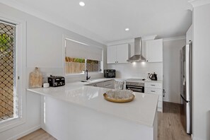 Micro-ondes, four, plaque de cuisson, lave-vaisselle