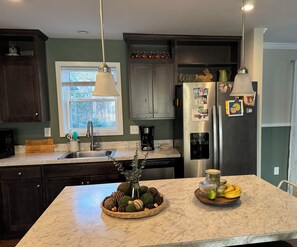 Fridge, microwave, oven, stovetop - Belvidere Mountain Vista - Near Jay Smuggs Stowe Long Trail, Pet OK, Easy Access, Flexible Check-In! (Belvidere)