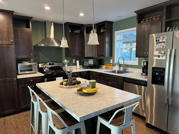 Fridge, microwave, oven, stovetop - Belvidere Mountain Vista - Near Jay Smuggs Stowe Long Trail, Pet OK, Easy Access, Flexible Check-In! (Belvidere)