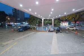 Free self-parking - Hangzhou Yue Boutique Hotel (Longhu Zijing Tianjie Sandun Subway Station) (Hangzhou)