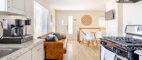 冰箱、微波炉、烤箱、炉灶