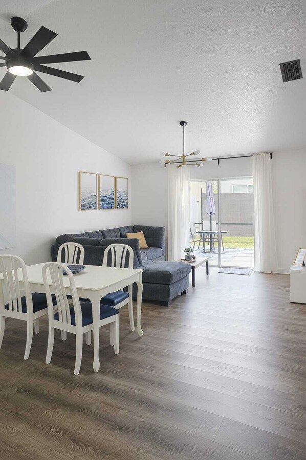 Smart TV - Beauty 4 miles to Disney 3Br 2Ba Pool Home (Kissimmee)