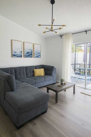 Smart TV - Beauty 4 miles to Disney 3Br 2Ba Pool Home (Kissimmee)